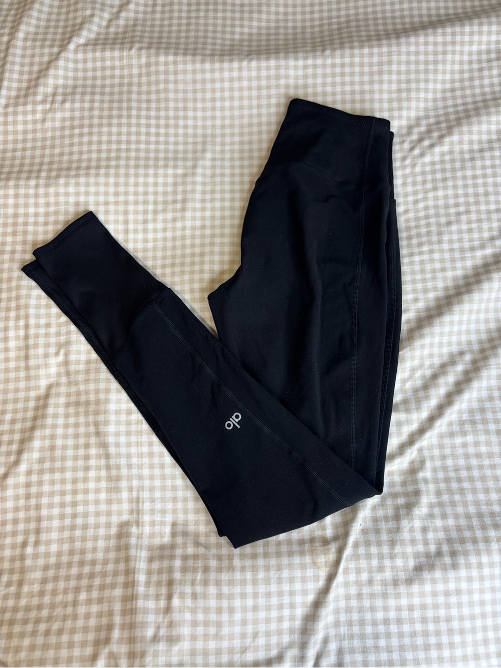 Alo Yoga High-Waist Alosoft Lounge Leggings in Black